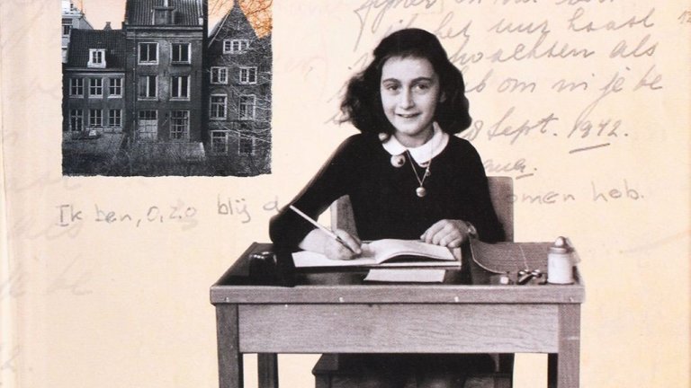 "Дневникът на Ане Франк" е вероятно най-четеният дневник в света. И най-известната книга, писана от дете. И най-превежданата книга от холандски. В него Ане Франк разказва за укриването си в къщата на семейството ѝ в Амстердам, за ареста им и пребиваването им в концлагер. Ане умира в концлагера Берген-Белсен два месеца преди освобождението на Холандия.