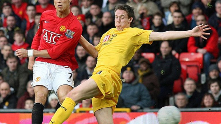 27 януари 2008 г. Крис Гънтър от Тотнъм напразно опитва да спре удара на Кристиано, който влетява в мрежата - 3:1 за Манчестър Юнайтед в мач от Купата на ФА. Това е гол номер 100 в кариерата на Роналдо.