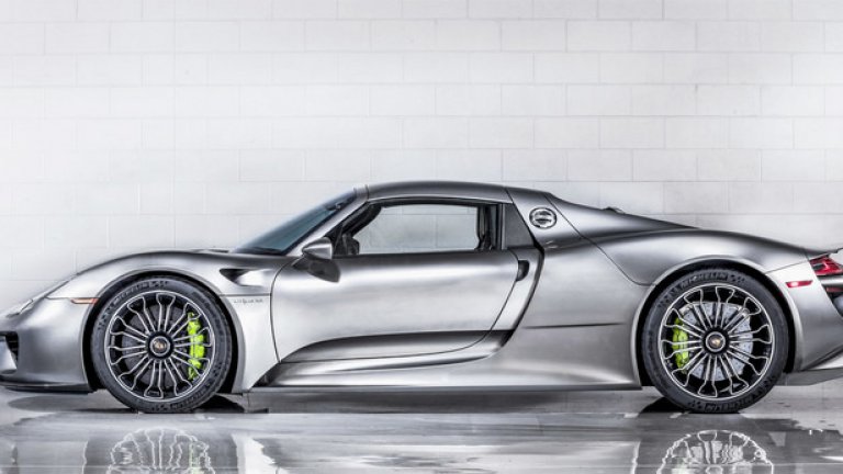 Porsche 918 Spyder
918 е много по-различен от всички модели на Porsche досега. Всичко в тази кола е напаснато идеално, появата й е моментът, в който създаването на следващите модели на марката ще е подчинено на наследството на 918. А този дизайн никога няма да остарее.