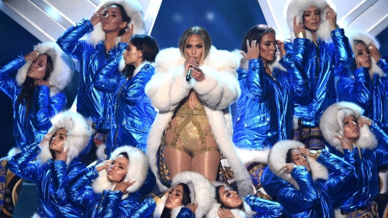 Дженифър Лопез се превърна в атракция на церемонията с първата си поява от 2001-а насам.