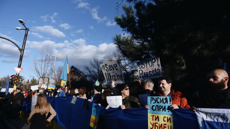 Протест срещу войната в Украйна пред руското посолство (Снимки и видео)