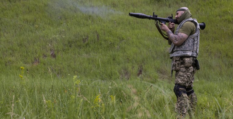 Украински войник с противотанков гранатомет РПГ-7, едно от оръжията, които се внасят особено много от началото на конфликта