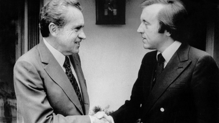 Сър Дейвид Фрост
Британският журналист Дейвид Фрост, известен с иторическитe си интервюта с американския президент Ричард Никсън (на снимката), е много силен футболист в юношеските си години. Искат го от Нотингам Форест, но избира следването в Кеймбридж.