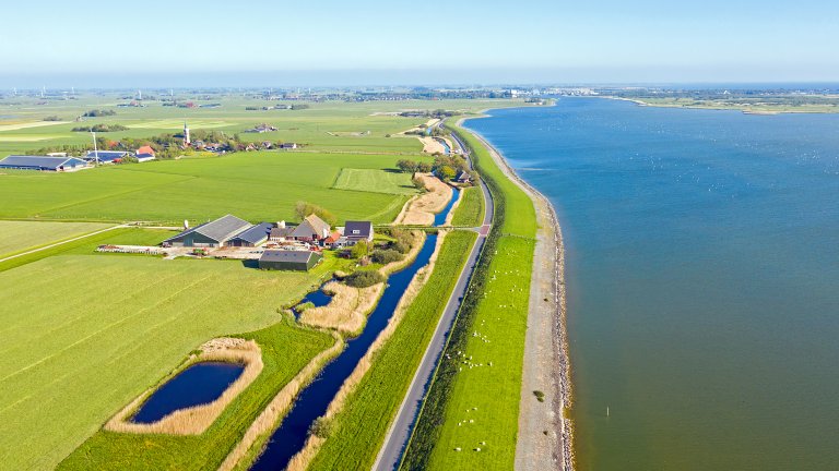 Нидерландия е пример за диги, канали и отводнителни системи.