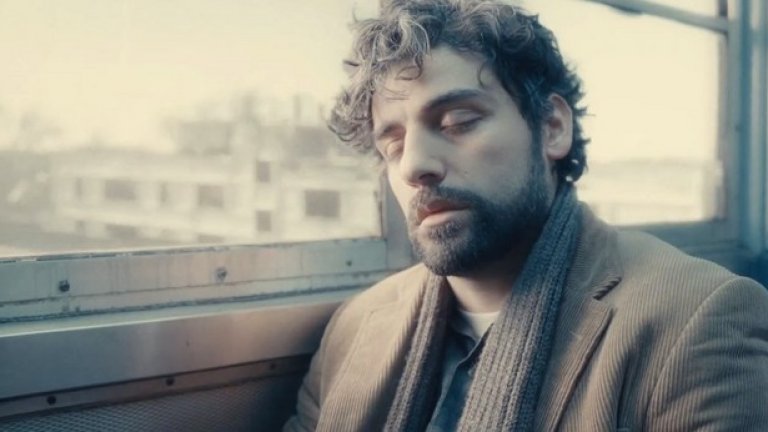 Истинският Люин Дейвис/Inside Llewyn Davis (2013)
"Inside Llewyn Davis" е великолепно изследване на един персонаж, подплатено със сюрреалистични елементи, както забавни, така и мрачни. Той е поглед върху млад мъж, който, за разлика от много свои съвременници, не успява да преодолее множеството недостатъци на характера си и да се превърне в друг човек. 
Филмът е безкрайно оригинално и емоционално пътешествие из нощните клубове на Гринуич Вилидж, суровата зима на Ню Йорк и отчаяните опити на един човек да съвмести изкуството с живота си. Кадрите до един, могат да са обложка на плоча или корица на книга.