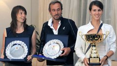 Цветана Пиронкова, баща й Кирил и майка й Радосвета позират с наградите от Българска федерация по тенис