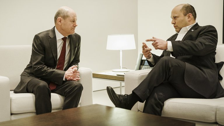Немският канцлер Олаф Шолц (ляво) и израелският премиер Нафтали Бенет (дясно)