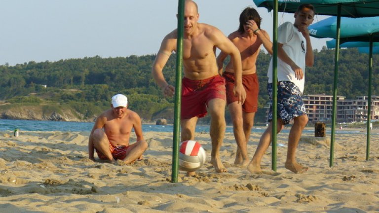 Плажният футбол - спорт за истински мъже, в който техниката е забранена