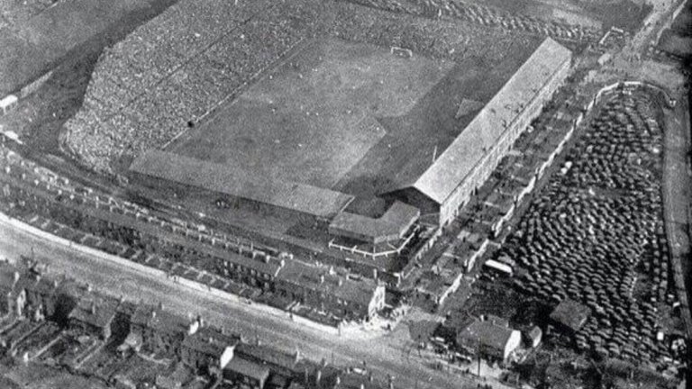 67 037 фенове на „Лийдс Роуд“

Клубният стадион „Лийдс Роуд“ е открит на 2 септември 1908 г. с мача между Хъдърсфийлд и Брадфорд Парк Авеню, когато 1000 смели фенове приветстват победата с 2:1. Две години по-късно съоръжението е ремонтирано с инвестиция от 6000 паунда и вече може да се похвали с 4000 седящи места. Впоследствие капацитетът се увеличава още няколко пъти, а големият фурор с трите поредни титли е съпътстван от нови разширения. Така мачът за Купата на Англия срещу Арсенал през февруари 1932 г. събира на трибуните на „Лийдс Роуд“ общо 67 037 зрители. Двубоят не минава без инциденти, след като 5000 души събарят една от вратите на стадиона, за да влязат вътре. Двама са прегазени в тълпата и умират, а над сто други са ранените. Само още 13 отбора са играли пред толкова или повече публика на собствените си стадиони в цялата история на английския футбол.