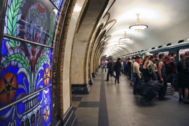 Метростанция "Новослободская" е отворена през 1952 и е особено богато украсена. Архитектът, който я е проектирал - Алексей Душкин, решава да използва стъклопис за украсата й. Затова на станцията има 32 пищно декорирани табла. 