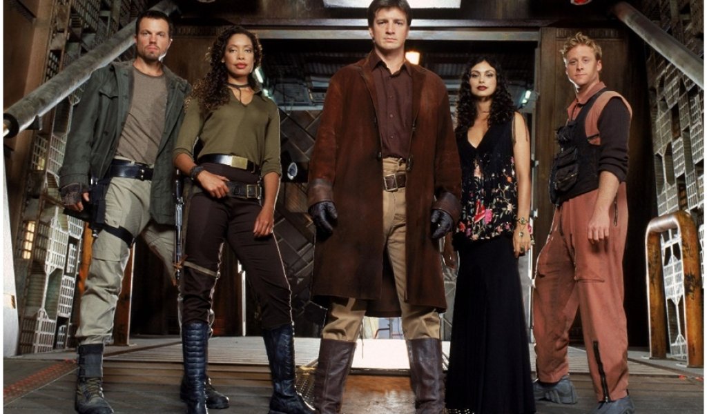 Firefly

Една от абсолютните класики на феновете на фантастиката като жанр. Сериалът има вярна аудитория, добра история, великолепен актьорски състав и добър екип, ръководен умело от царя на филмите за супергерои и фантастичните светове – Джош Уелдъ