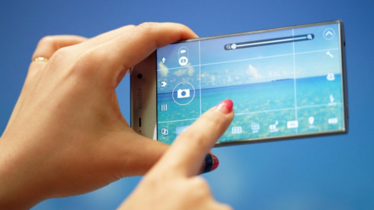 Sharp Aquos Crystal
Sharp Aquos Crystal (130 долара) е поразителен. Той изобщо не изглежда като евтин телефон, а като прозорец към бъдещето. Сигурно очаквате да струва много повече от 150 долара - поне ако съдите по външния му вид. Но визията не е всичко, футуристичният дизайн на Sharp не компенсира останалото. Той е обвързан с договор с оператора Boost Mobile, има наистина отчайваща камера, и е много неудобен за телефонни разговори.