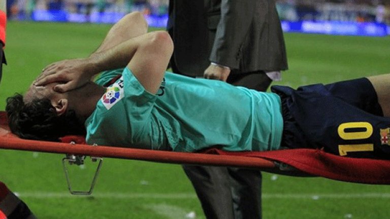 Лионел Меси напусна контузен в дербито с Атлетико (Мадрид).Аржентинецът е аут поне за две седмици