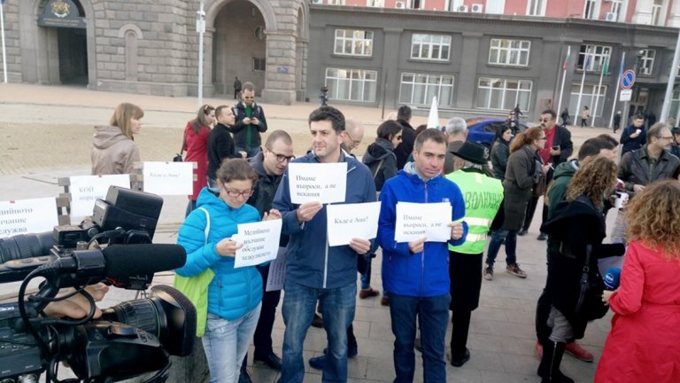 Много журналисти се събраха на протест пред МС