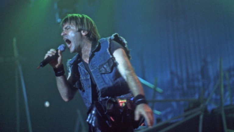 Фронтменът на Iron Maiden Брус Дикинсън е лицензиран пилот, като често лично управлява Ed Force One