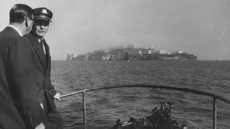 Търсене с лодка на избягали затворници от Алкатраз