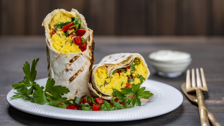 Тортили с бъркани яйцаТова е по-скоро идея, отколкото конкретна рецепта. За нея са ни необходими 3-4 яйца, които бъркаме в тиган с малко мазнина и добавяме колбас по избор и зеленчуци – чушки, моркови, пера зелен лук, праз и други. Вадим бърканите яйца в чиния, за да се охладят леко и, без да забърсваме тигана, запичаме леко тортилите.

Пълним с бърканите яйца, завиваме и поднасяме топли. Добре е като гарнитура да има свежа салата за баланс.