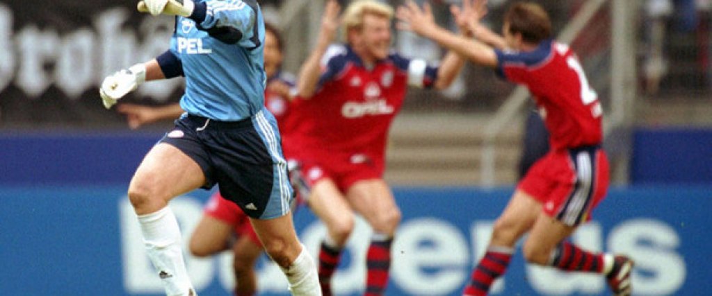 2001 г., Хамбургер - Байерн 1:1Оливер Кан и Байерн лудеят на стадиона в Хамбургер, след като съдбата им намига - с последния удар в мача! Баварците са шампиони по чудо.