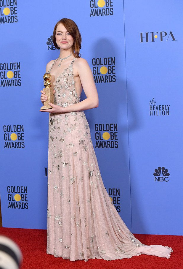 Ема Стоун, която получи награда за най-добра главна роля за участието си в мюзикъла La La Land, носеше класическа прозрачна дантелена рокля