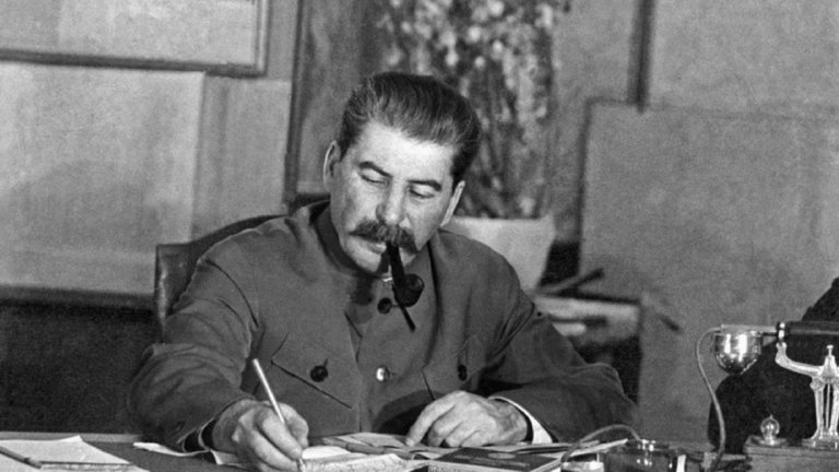 Йосиф Сталин -  технически сътрудник към метеорологичен институт
Отдавна, много отдавна, много преди Иосеб Джугашвили да се превърне в "Другаря Сталин", той е учил за свещеник. Под напора на набожната си майка младият Иосеб се записва в училище за свещеници, а след това и в семинарията в Тифлис, Грузия. Оттам обаче е изключен заради неявяване на заключителните изпити. Така че, за да се издържа, той преподава като частен учител, а след това е взет на работа като технически сътрудник в метеорологичен институт към Тифлиската физическа обсерватория. Уви, той не продължава кариерата си на метеоролог и вместо да стане един вечно усмихнат грузински/съветски Емо Чолаков, се превръща в диктатор, отговорен за смъртта на милиони хора, по-голямата част от които негови съотечественици.