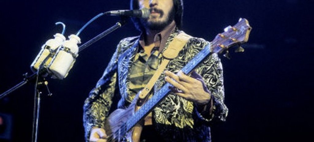 Джон Ентуисъл

Бившият басист на легендарните The Who Джон Ентвистъл е намерен мъртъв в дома си в компанията на стриптизьорка през 2002 година. В кръвта му е намерена голяма доза кокаин.