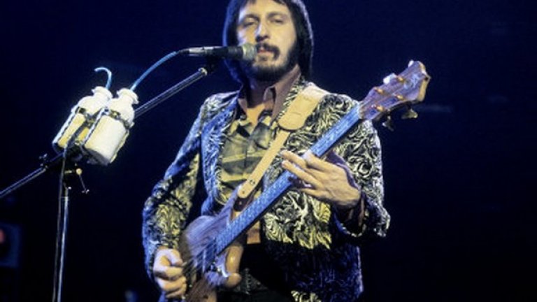 Джон Ентуисъл

Бившият басист на легендарните The Who Джон Ентвистъл е намерен мъртъв в дома си в компанията на стриптизьорка през 2002 година. В кръвта му е намерена голяма доза кокаин.