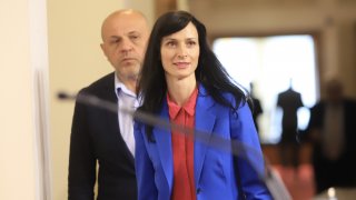 Според нея отношенията с втората политическа сила не са в "ледена епоха", но няма и слънчеви лъчи, които да разтопят ледовете