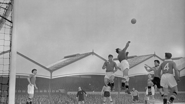 Боби Чарлтън (неузнаваем, с коса! - вляво) е застанал пред празната врата на Манчестър Юнайтед, за да покрие евентуална грешка на вратаря Рей Ууд и скочилия с него Дънкан Едуардс в мач срещу Уулвърхемптън като гости през 1956 г. Бебетата на Бъзби бият с 2:0 в снега, а 2 години по-късно Едуардс бе сред загиналите в самолетната катастрофа на отбора. Чарлтън оцеля, стана легенда и сър.