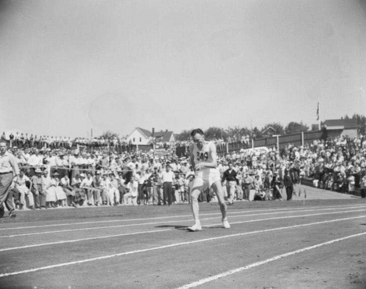 7. "Победен от себе си“. Английският маратонец Джим Питърс е взел аванс от 1,5 км пред преследвачите и е навлязъл за последна обиколка на стадиона във Ванкувър през 1954 г. по време на Игрите на Британската общност, но колабира от топлинен удар и обезводняване. Пълзи, правейки опити да стигне до финиша, но тялото му е отказало и не успява да завърши.