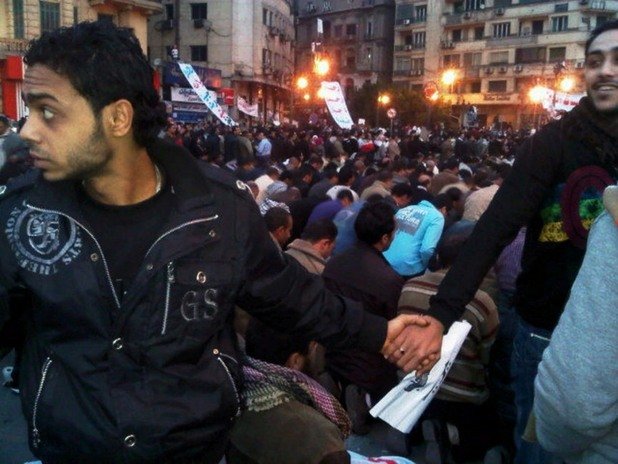 През 2011 г. египтяните се надигнат срещу режима на Хосни Мубарак. Революцията бе предизвикана от недоволството на хората от правителствените решения и закони, както и от безработицата, ниските заплати и стандарт на живот. 

 Революцията се излъчи на живо по телевизията и в интернет, но фотографът Невин Заки показва другата страна на протестите .. в един свят, в който толкова сме свикнали мюсюлмани и християни да воюват. 

 Докато мюсюлманите на митичния площад Тахрир се молят, египетските християни се събират в пръстен около тях, така че да не бъдат прекъсвани от привържениците на диктатора