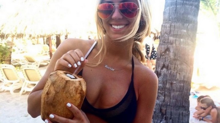 Ето я и с коктейл в ръка