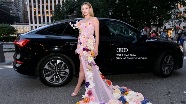 Лили РейнхартЕдна от по-шарените и атрактивни рокли беше на Рейнхарт, а дизайнерът е Christian Siriano.