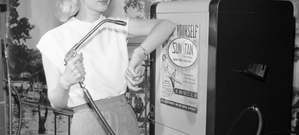 Нека да е лято

Американската манекенка Бети Дютър представя автомат за тен през 1949 г. Пуснете една стотинка в тази машина и ще имате удоволствието да се окъпете в душ с крем-бронзант. Апаратът е изобретен от Star Manufacruring Co. и често може да се намери в близост до басейни, плажове и тенис-кортове. 