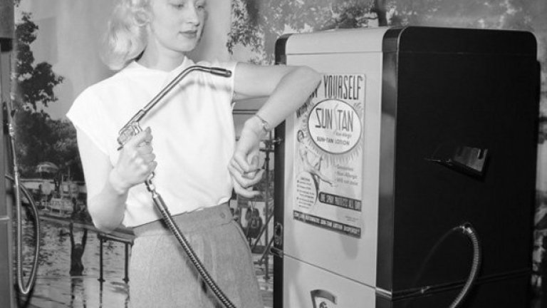 Нека да е лято

Американската манекенка Бети Дютър представя автомат за тен през 1949 г. Пуснете една стотинка в тази машина и ще имате удоволствието да се окъпете в душ с крем-бронзант. Апаратът е изобретен от Star Manufacruring Co. и често може да се намери в близост до басейни, плажове и тенис-кортове. 