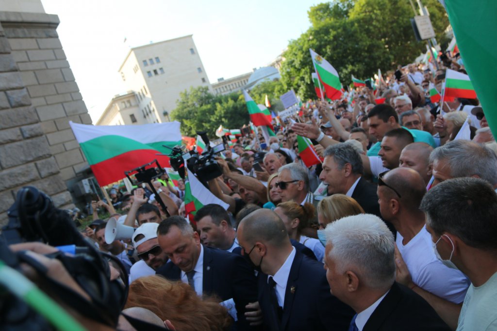 "Велико народно въстание": Напрежение на площaда и лют спрей срещу протестиращите