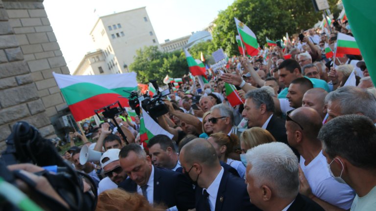 "Велико народно въстание": Напрежение на площaда и лют спрей срещу протестиращите