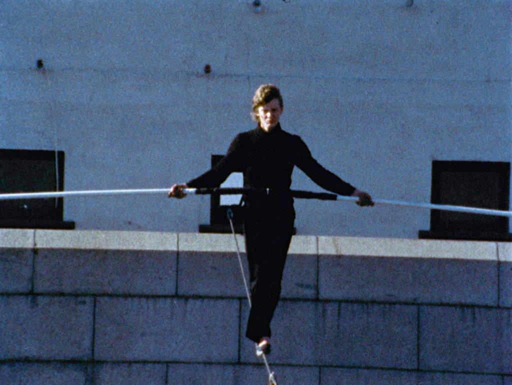Man on Wire 
Помните ли филма Тhe Walk от 2015г. Седем години преди него се появява филмът на Джеймс Марш, който издига подвига на Филип Петит до нечовешки величини. Лентата разказва историята на мъжа, който на 7 август 1974 г. преминава по въже межд