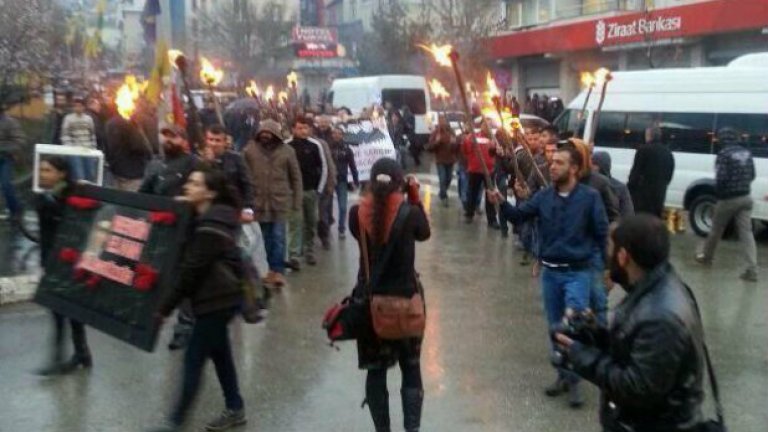 Факелно шествие в турският град Тунджели