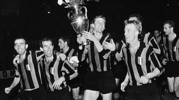 Първата победа на италиански отбор над испански идва през 1964 г. Интер побеждава Реал (Мадрид) с 3:1.