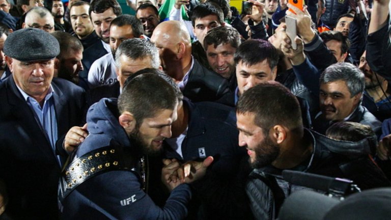 Хиляди посрещнаха Хабиб Нурмагомедов при прибирането му в Дагестан