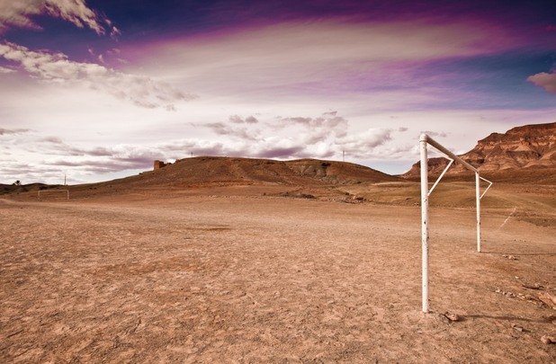 Край град Адж в Мароко няма много забележителности, освен ... пустинята. Насред нея обаче се играе и футбол.