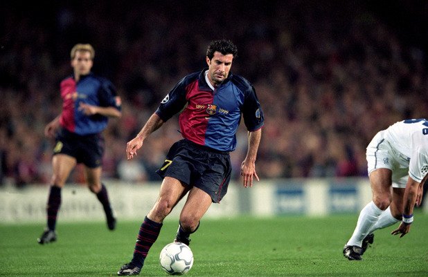 Луиш Фиго от Барселона в Реал Мадрид (2000)

За този трансфер сякаш е казано всичко. Фиго, впоследствие замерен със свинска глава от феновете на Барса, се беше почувствал недооценен при каталунците и премина във вечния враг. Там португалецът постави началото на галактическата ера на Флорентино Перес и даде своя принос в един от най-талантливите футболни отбори, събирани някога. Кулминацията беше спечелената Шампионска лига през 2002 г. За Барселона това не бяха добри години и те взеха отново титлата на Испания едва през 2005-а и Шампионската лига през следващата година.