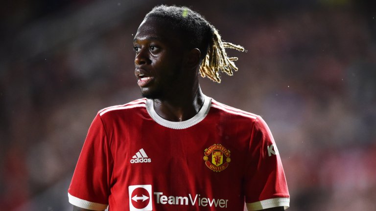 Юнайтед ще търси алтернатива на Уан-Бисака през зимата