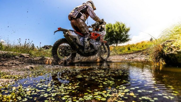 И препятствията ставаха все по-трудни за вече уморените пилоти...