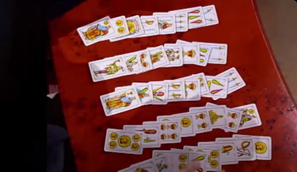 The Playing Card Killer
Къде да гледате: Netflix
Това е най-големият криминален случай, който полицията в Мадрид някога е разглеждала. Пъзелът започва от карти за игра, поставени в краката на брутално убити хора, и прераства в зловещ спектакъл, в който всеки елемент на местопрестъплението сякаш има някакво тайно значение.
Сцените едновременно потрисат, но и разпалват любопитството на испанците. Всеки започва да се пита какво иска да каже убиецът и възможно ли е разтълкуването на посланието да отведе разследващите до извършителя.
