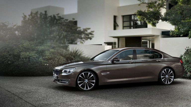 BMW 7 серия (от 1977 година)
Луксозната лимузина излиза на пазара две години след 3-ата серия и флагманът на марката се предлага само като седан или версия с удължена база. В началото всички версии на 7-ата серия се предлагат с 6-цилиндрови мотори, но през 1992 година гамата се обогатява и с V8 двигатели. Почти винаги най-новите технологии на BMW намират място на борда на 7-ата серия, след което стигат и до по-малките модели.