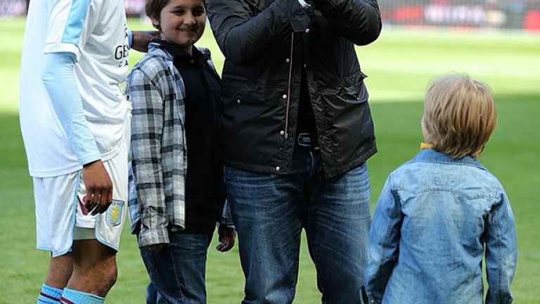 Кой кой е? Вероятно това пита Фабиан Делф, съотборникът на Стилиян след мача. Това са синовете на Стенли - Кристиян (по-малкият) и Стилиян-младши.