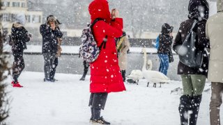 Зимата се обади и по улиците излезе армия от ходещи спални чували