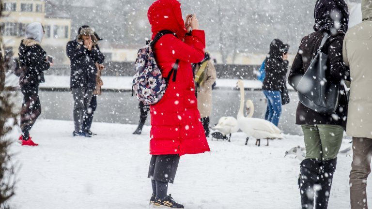 Зимата се обади и по улиците излезе армия от ходещи спални чували