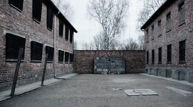 Черната стена, на която са били разстрелвани затворниците. На 28 октомври 1942 при масова екзекуция са убити едновременно 200 души. 